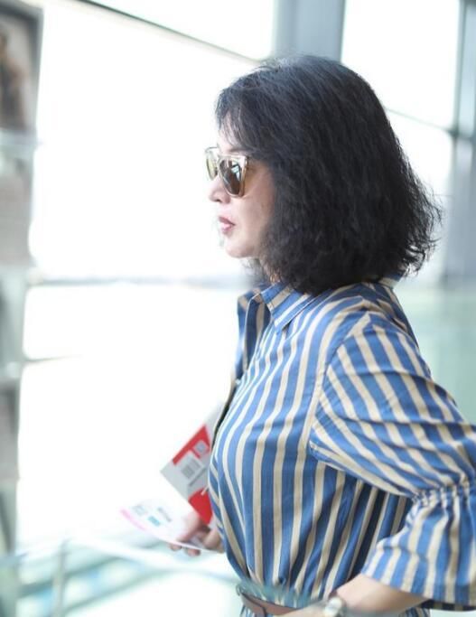 50岁金星真厉害!穿裙子露出小腿硬块,黑丝袜