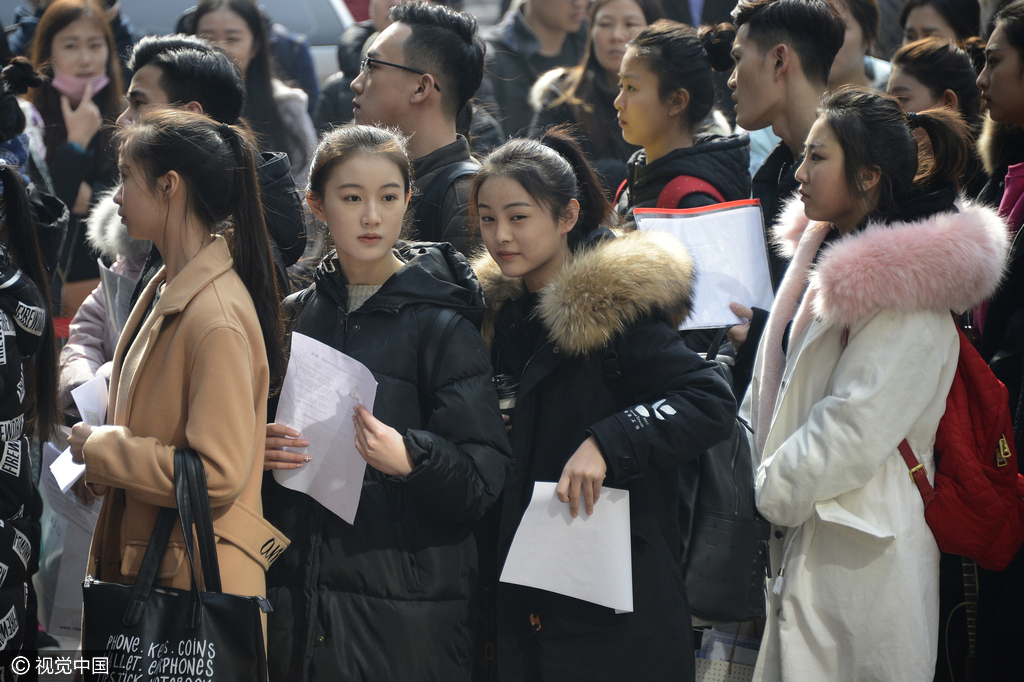 北影艺考复试现场帅哥美女如云 考生时尚如走秀-北京时间