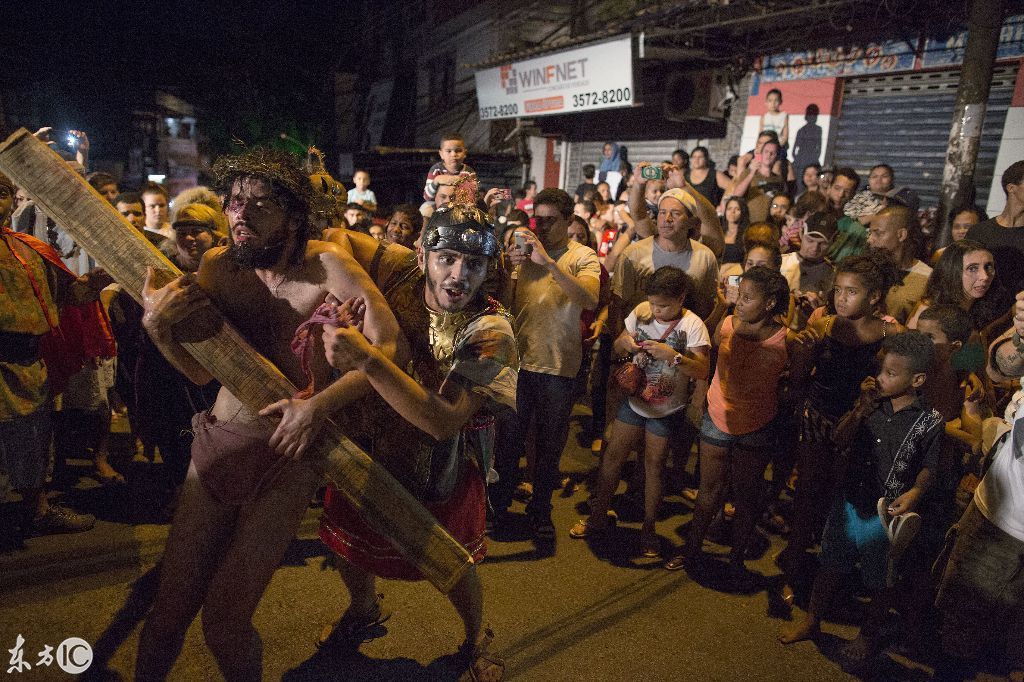 实拍巴西耶稣受难节:信徒模仿耶稣受难全过程