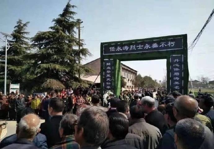 近日，海军某部一架战机在海南省乐东县境内组织飞行训练时失事，两名飞行员不幸牺牲，其中一名飞行员任永涛是陕西省西安市鄠邑区人。3月18日，在鄠邑区举行“接英雄烈士回家”纪念活动，不少民众来到现场缅怀英烈。
