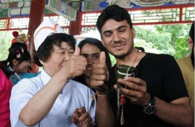 来中国旅游的巴基斯坦人,站在饭店门口不敢进