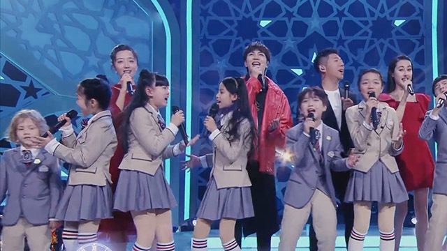 胡海泉携学生唱响《春天的钟》 胡海泉携学生唱响《春天的钟》