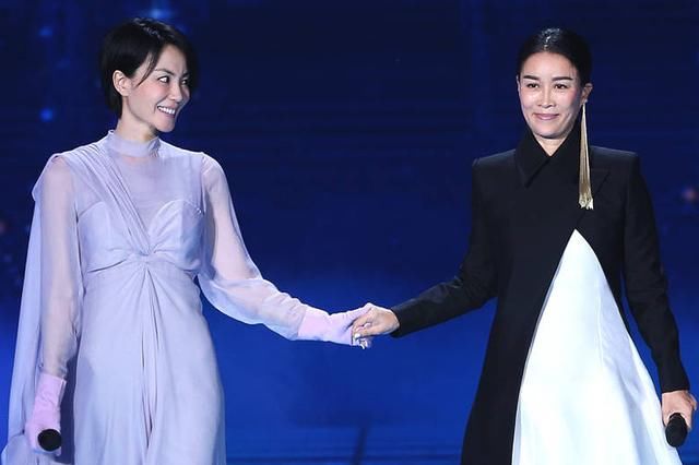 王菲上春晚和那英合唱《岁月》,窦靖童:看见没