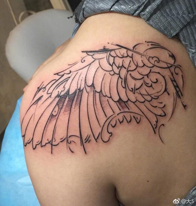 超酷!大s香肩纹大朵刺青高呼:我内心是自由的