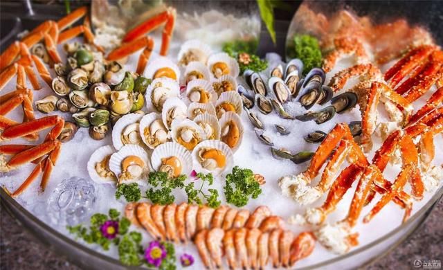 泰国66元的海鲜自助餐,老板拒绝中国游客,大妈