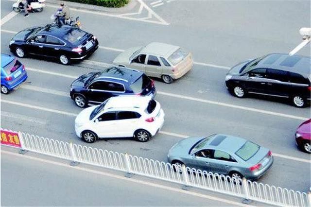 开车碰到加塞怎么办?老司机教你,让插队车主无路可插