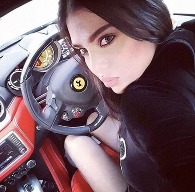 突尼斯富二代网上炫富 名包塞满豪车后备箱