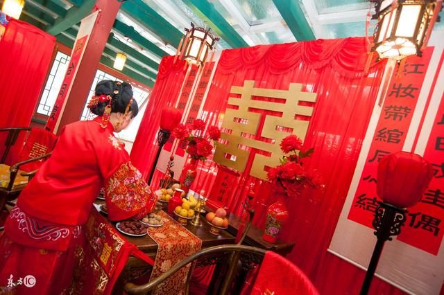 河南有对新人结婚时邻居放哀乐挂白条幅撕喜字