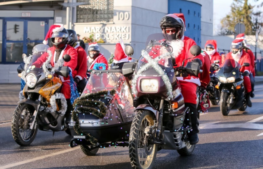 波兰格但斯克，许多圣诞老人骑着摩托车参加一年一度的盛大游行，游行队伍中有近2000名骑手，他们收集到的钱会捐给贫困儿童，用于购买圣诞礼物和温暖的食物。