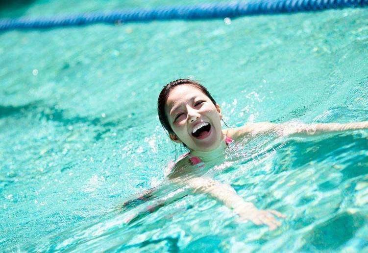 女学生游泳意外怀孕,母亲索赔25万,查明真相后