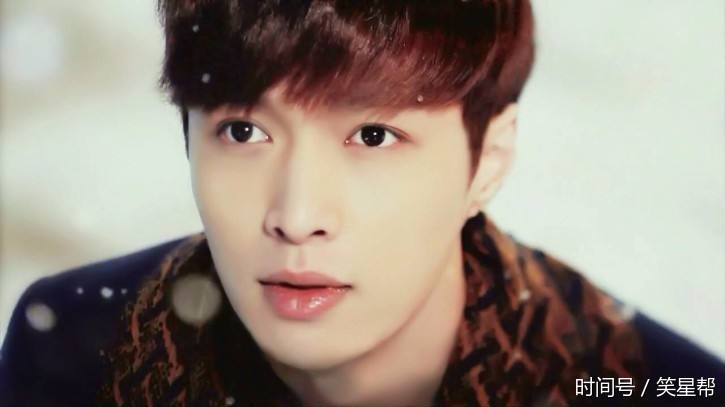 张艺兴为新人送祝福狗粮吃不停被何炅调侃