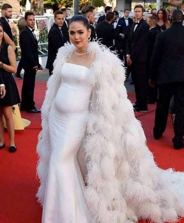 泰国女星挺大肚子走红地毯,惊艳四方!