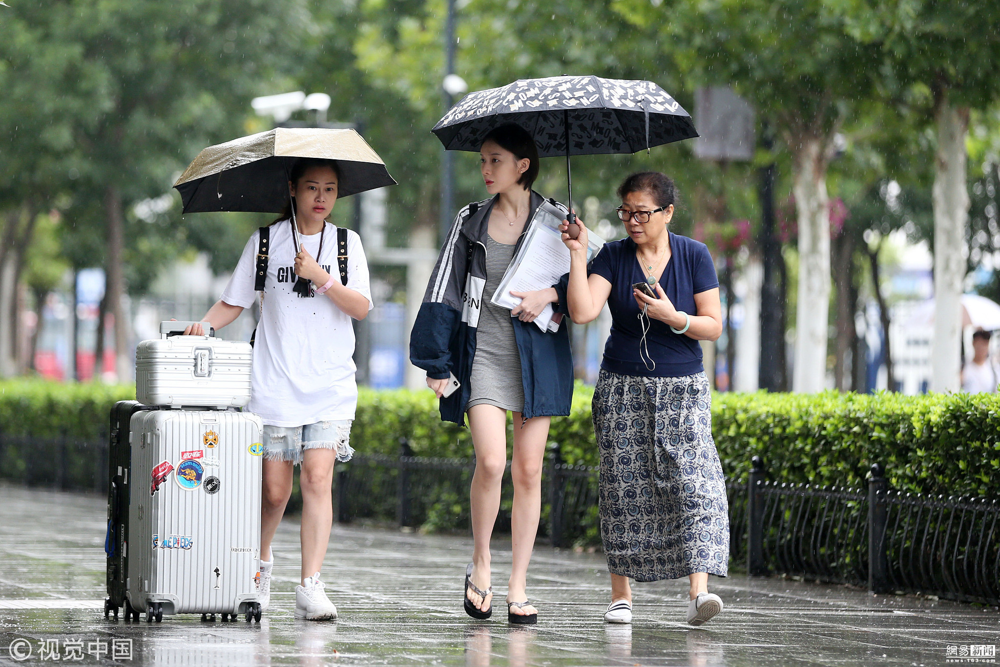中戏开学！新生雨中报到 画面养眼