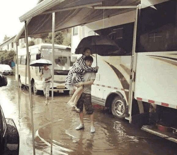 王思聪好友爆实锤: 李小璐和PGone车内接吻,