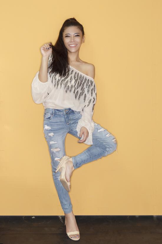 艾怡良入围金曲7大奖 惊喜蹲坐地上大叫