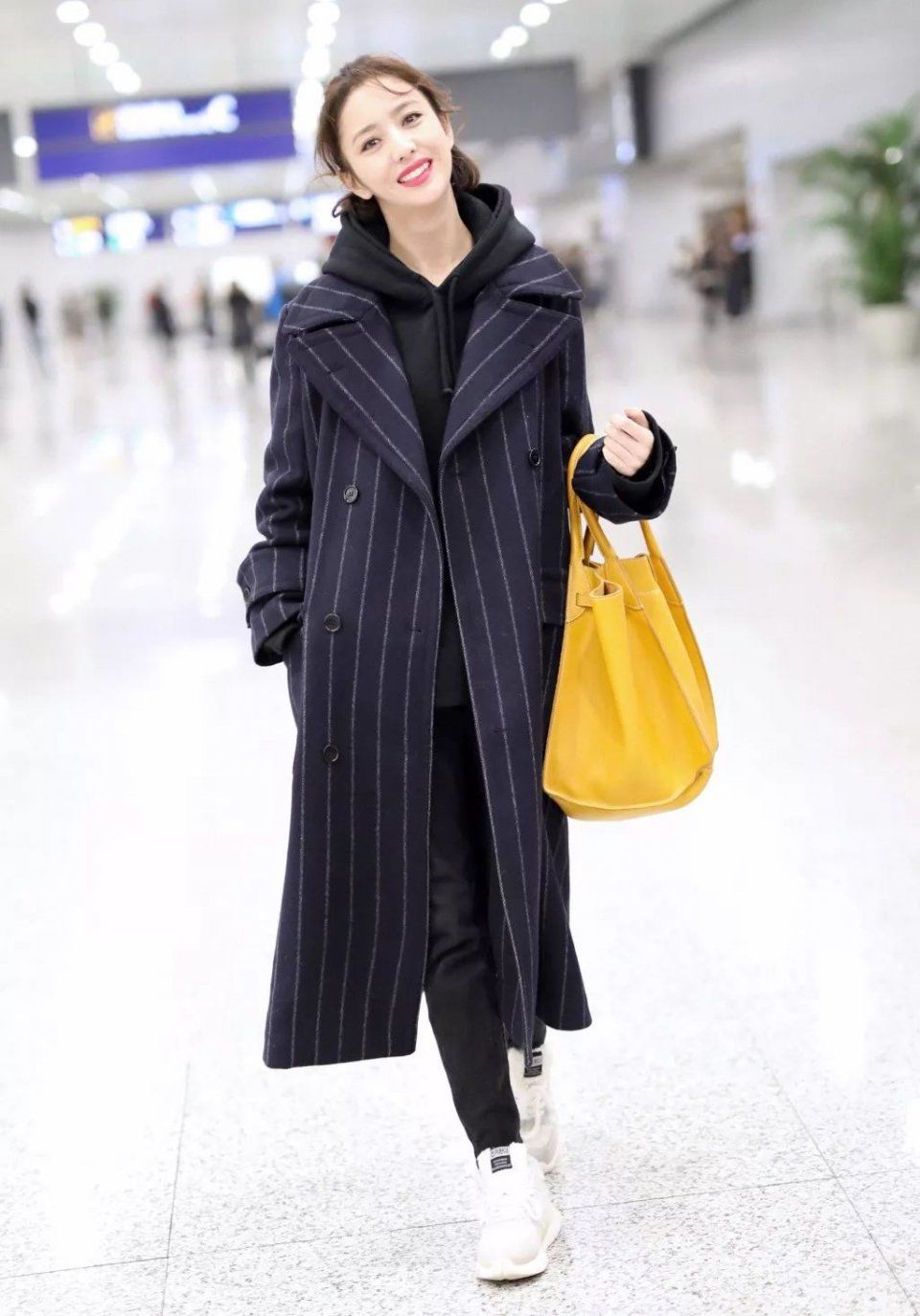 长大衣还是搭小白鞋才时髦好看呀!