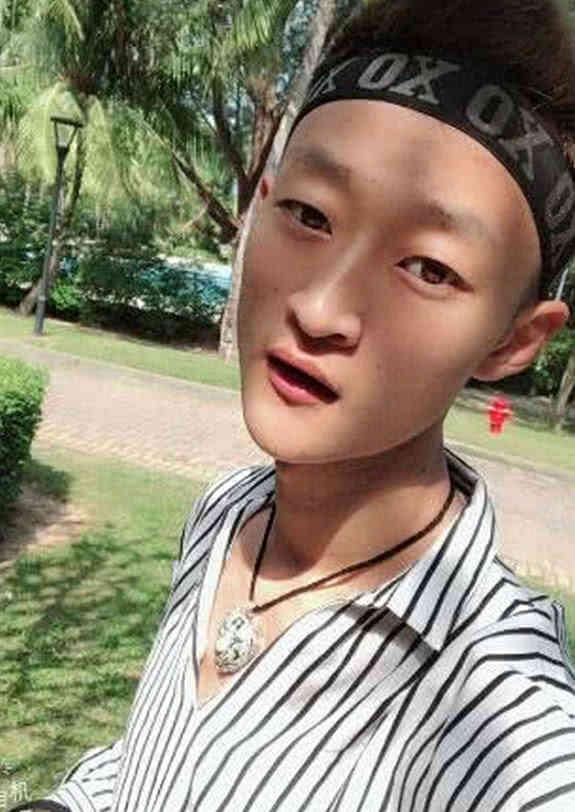 快手主播户外搭讪,向女孩索吻遭对方男友暴打