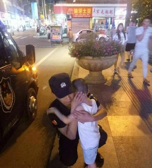 武警执勤偶遇两岁儿子求抱抱 网友泪目:史上最