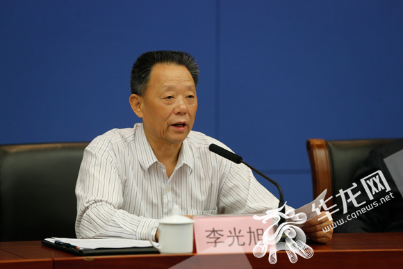 重庆市职业教育学会常务副会长兼秘书长李光旭介绍情况.记者 石涛摄