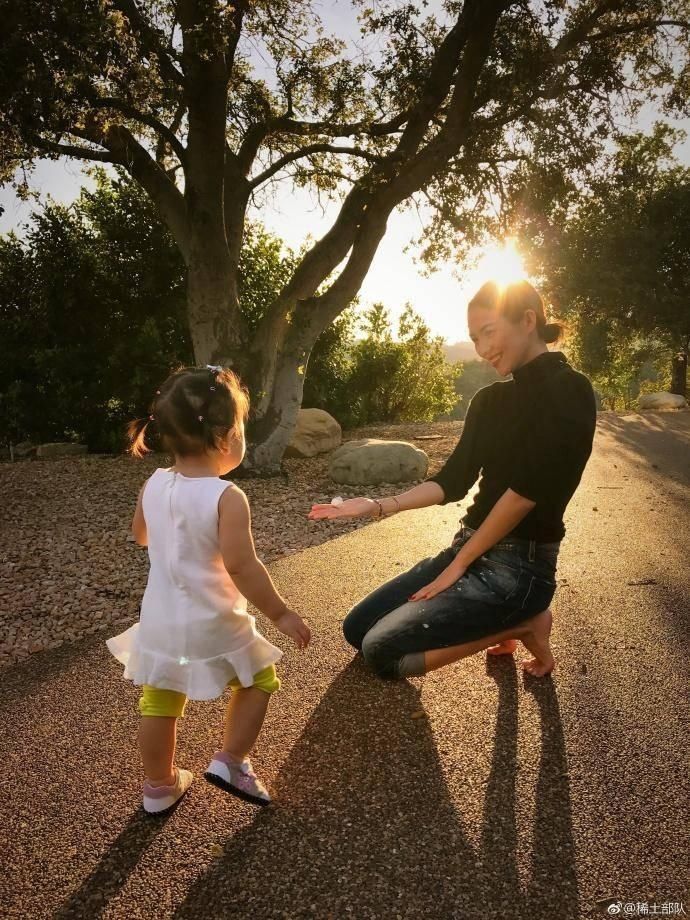 章子怡晒女儿两周岁生日照,孩子果然是洗白的