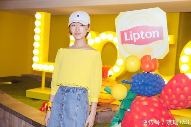 周冬雨穿黑色毛衣搭配半身裙,露出迷人双腿,青