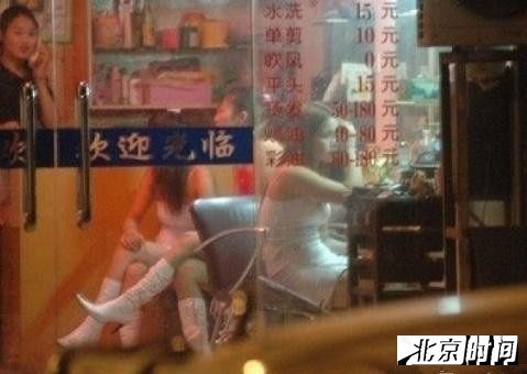 黑暗的胡同里，经常站立着四十岁左右的老妇，价格甚低，低至仅果腹而已，这些老妇们的收入也许租一间门面的营业都不够，所以总是租住在最窄最暗的胡同。