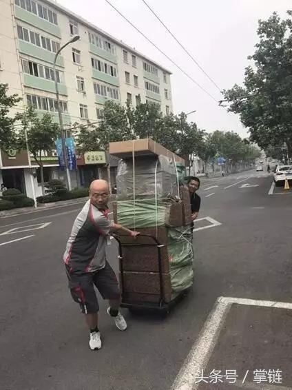 快递哥徒步送快件,王卫着手无人机行业标准,刘