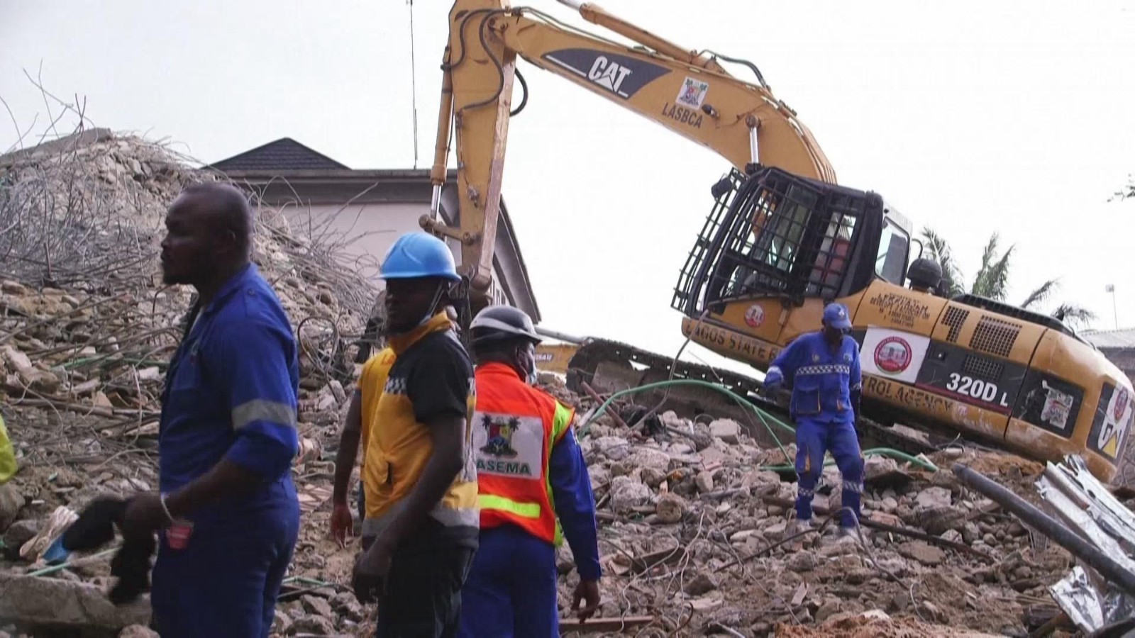 尼日利亚一在建楼房倒塌 已致多人死亡或被困