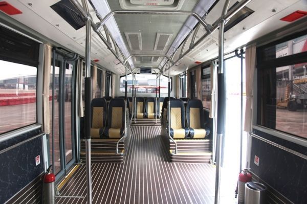 图片 白云机场首台充电摆渡车正式交付试用