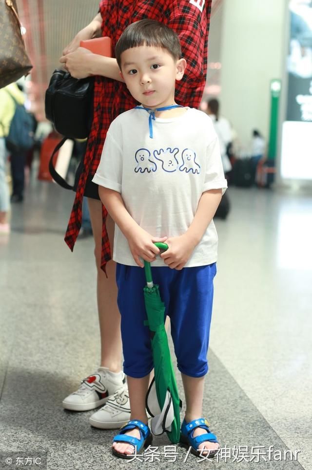 《妈妈是超人》大麟子校服暴露家境不一般,和王诗龄是同校