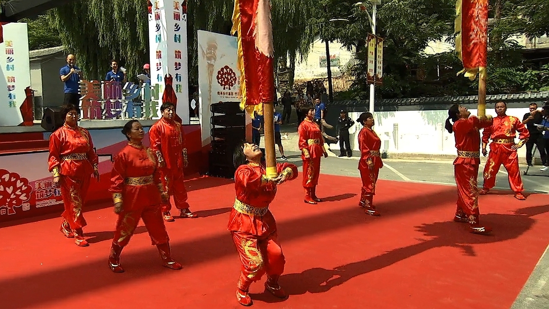 水峪村村民现场上演非遗项目古中幡
