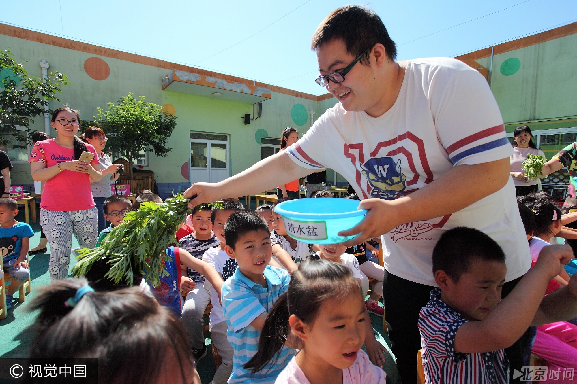 活动现场内容丰富,小孩子们都玩疯了, 孩子们用雄黄酒在小孩脑门上画王字、用艾草编花环、包粽子、制作香囊、画钟馗、赛龙舟等精彩不断, 孩子们的笑声充满着整个校园。