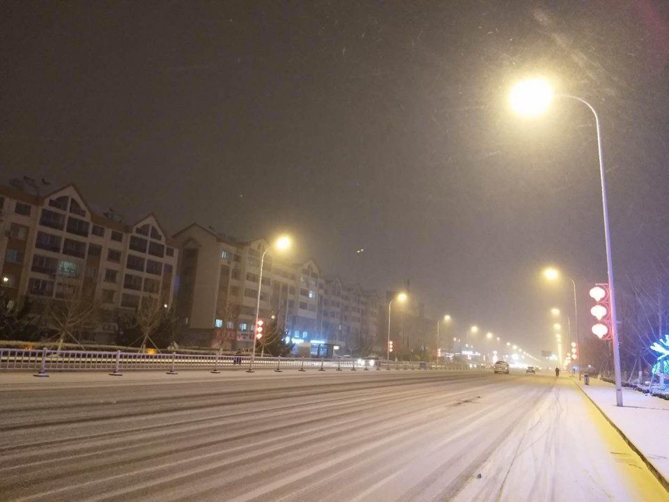 山东荣成迎来暴雪天气 出现雷打雪奇观 百姓戏