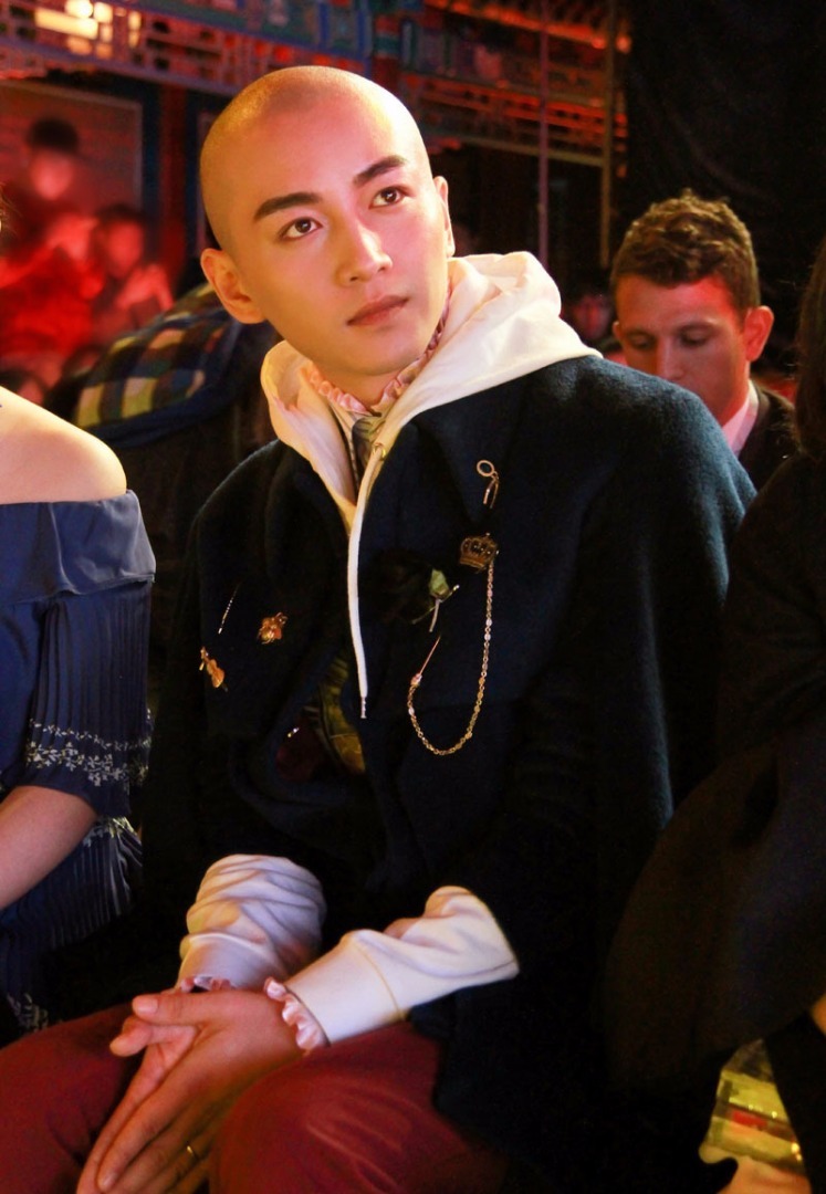 陈晓变男模故宫走秀 光头造型霸气吸睛