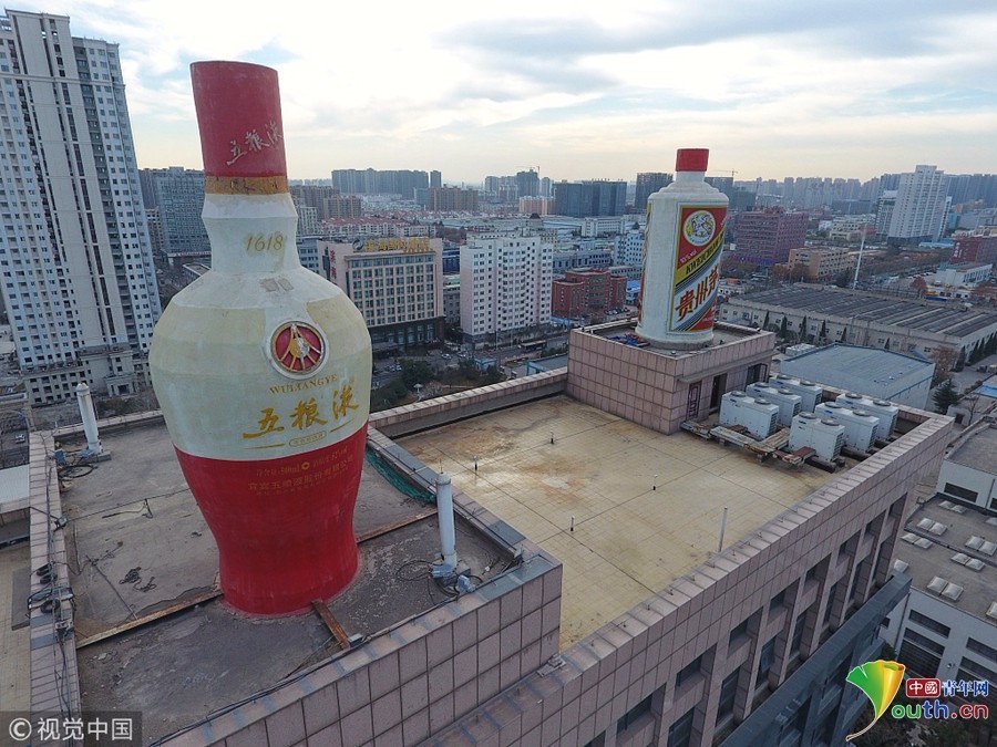 写字楼顶现10米高巨型酒瓶 市民调侃:看看就醉了