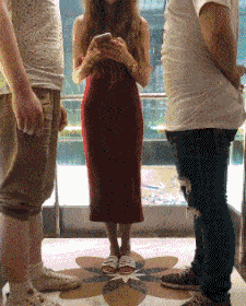搞笑gif趣图:这么大了没有女朋友不会是喜欢男生吧?