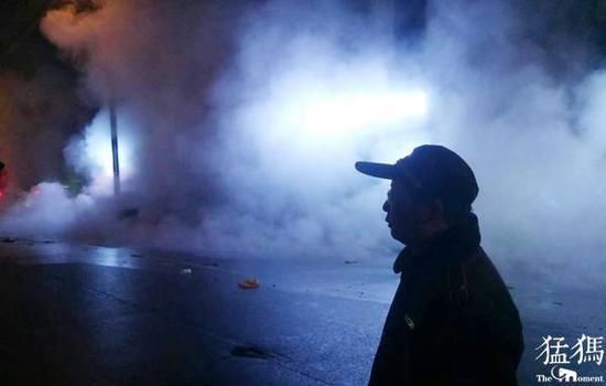 郑州暖气管爆裂冲塌围墙 京广路附近小区停暖