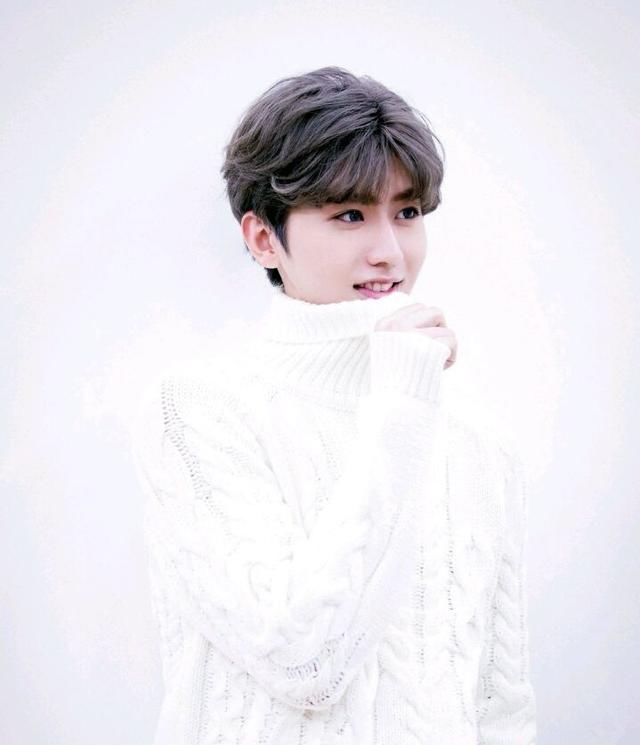 蔡徐坤穿巴黎世家运动服一连撞衫N个人!想不到