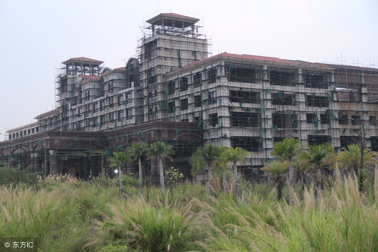几年前进行扩建翻新的司马假日酒店,工程早已戛然而止,如今被荒草包围
