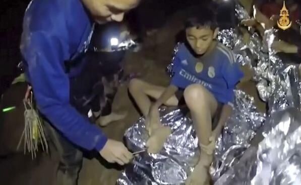 穴救援队员死亡 泰国12名少年足球运动员溶洞