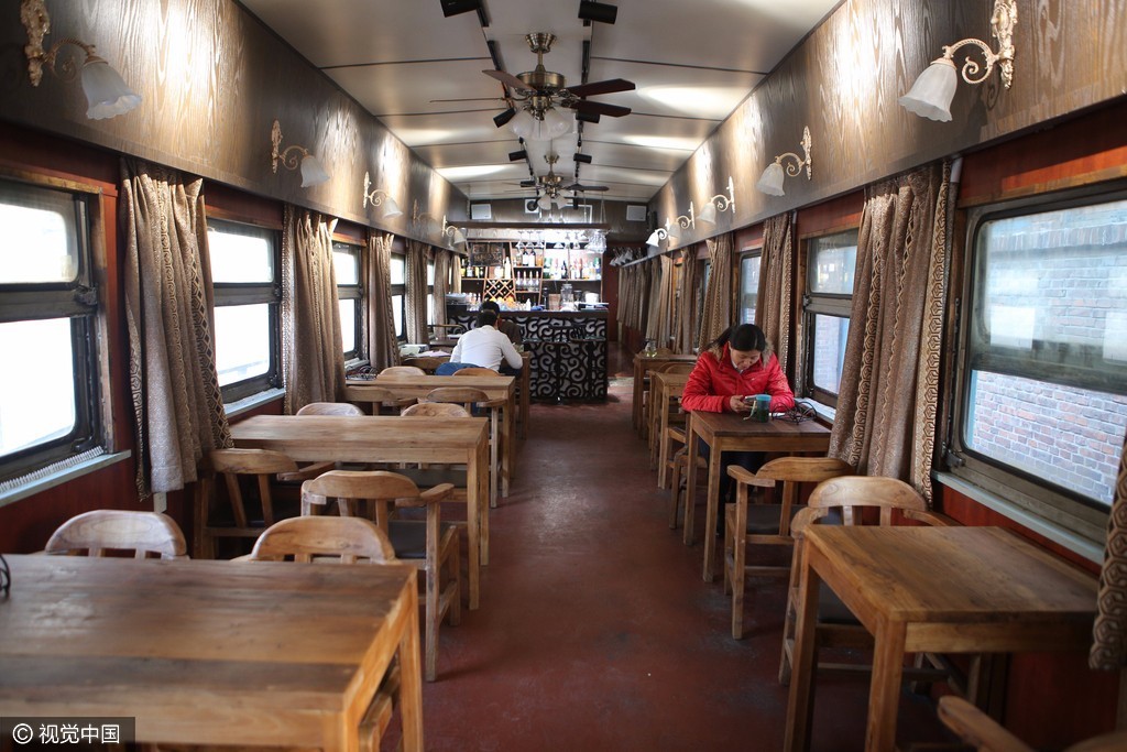 退役绿皮火车变身豪华酒吧 设施不输星级酒店 退役绿皮火车变身豪华酒吧 设施不输星级酒店