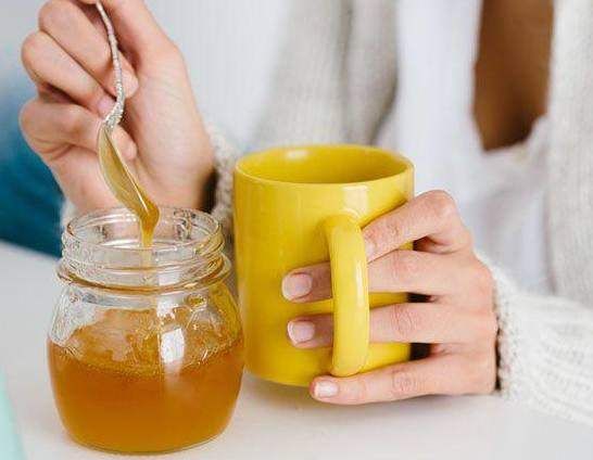 唱喝蜂蜜水可以降血压,缓解便秘,但是你知道什么时间喝最好吗?
