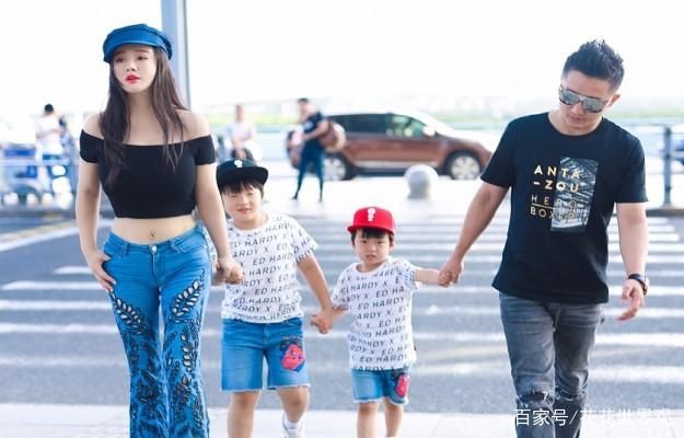 曾经的微胖界性感女神,其中一人肚子上的脐环