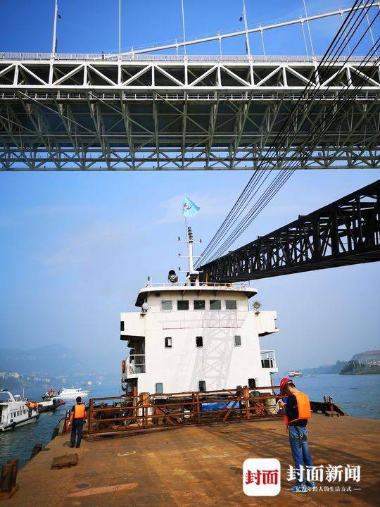 10月28日上午，重庆市万州区一公交车坠入江中，引发广泛关注。