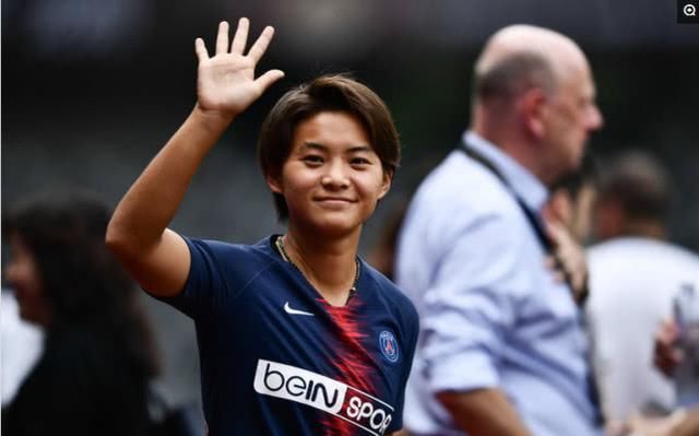 终有国足球员又进欧洲五大联赛!但跟白斩鸡没