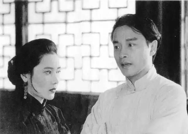 5岁父母离异,29岁搭档巩俐,和初恋相守35年,这