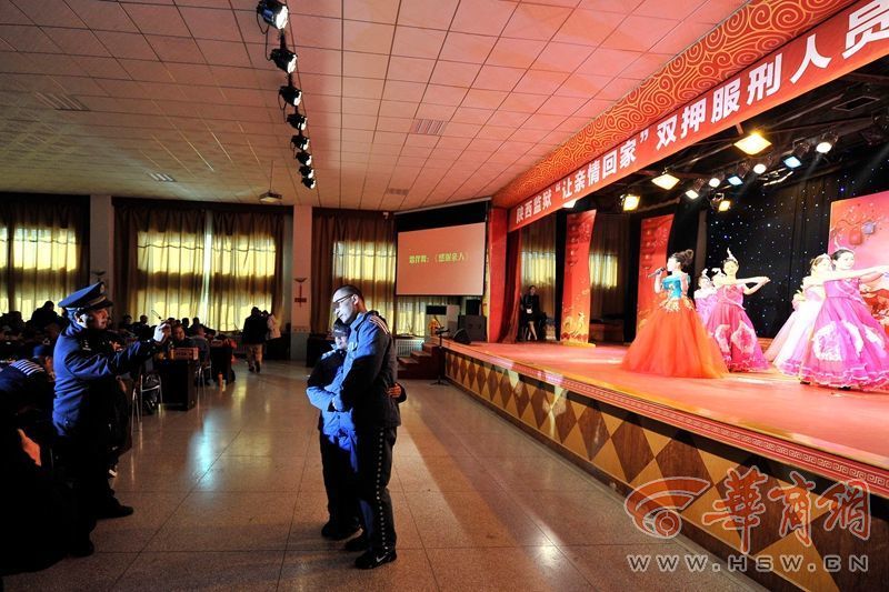 服刑夫妻12年未见 高墙内一家首次团聚