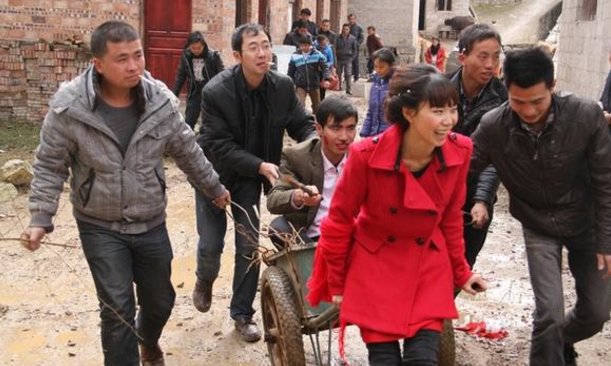 农村的倒插门婚礼:新娘为男方送彩礼,男方家人