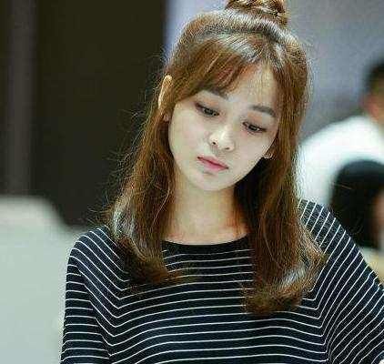 杨幂再签约95后小花旦,颜值碾压众女星,迪丽热