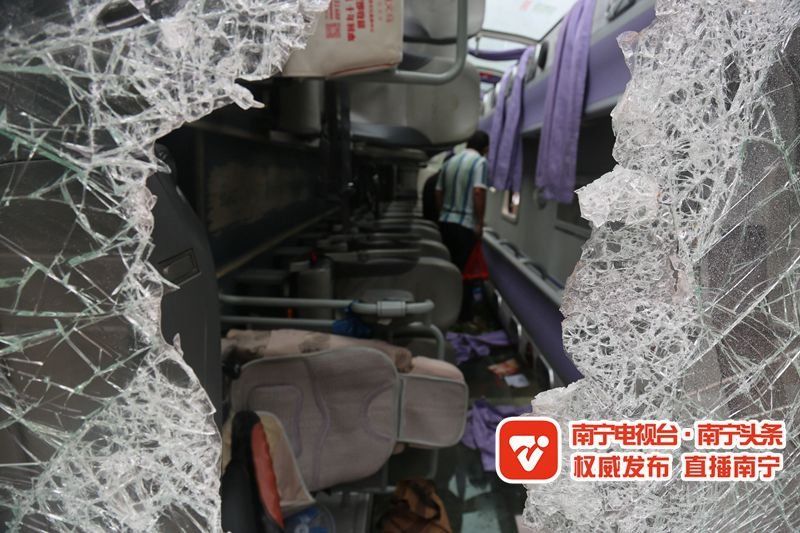 惨烈!广西一小车和大货车凌晨发生追尾,小车内